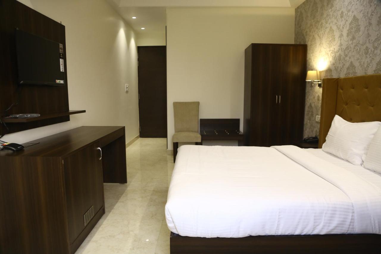 Awadh Inn Noida Bagian luar foto